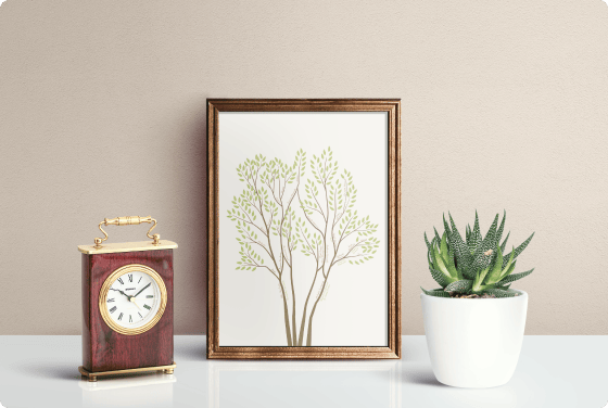 Картина семейного древа, стоящая на столе в окружении часов и цветка.